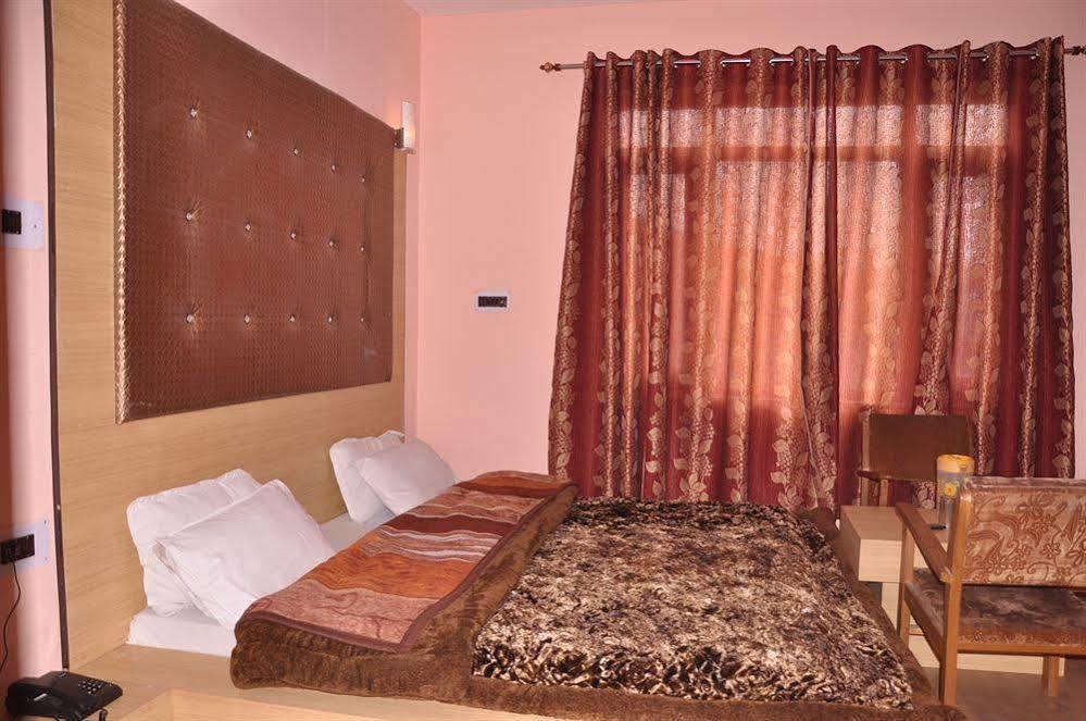 Hotel New Prince Inn Srīnagar Buitenkant foto